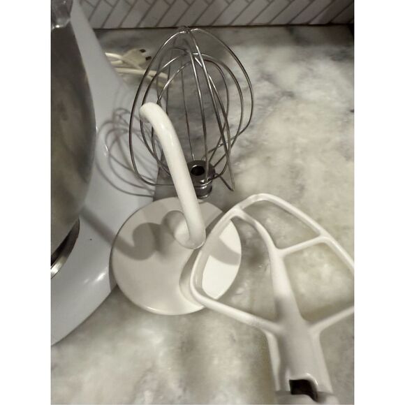 KitchenAid Classic Stand Mixer K45SS 4.5 Qt White w/ Bowl & 3 Attachments USA - Picture 2 of 9